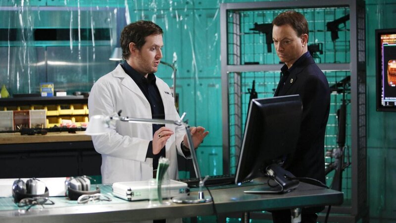 Detective Mac Taylor (Gary Sinise, r.) und Adam Ross (A.J. Buckley) müssen drei Mordfälle aufklären und das alles am Valentinstag. – Bild: TVNOW /​ CBS