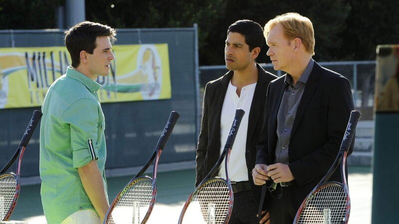 Horatio (David Caruso, re.) und Delko (Adam Rodriguez, Mi.) müssen einen Mord an der angesehenen Tennis Academy aufklären und befragen den Academy-Angestellten Andrew Kingman (Travis Caldwell) zu seinen Beobachtungen. – Bild: MG RTL D /​ CBS