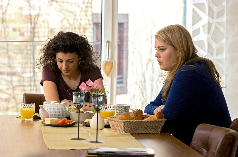 Miriam Schneider (Christina Petersen, re.) bittet ihre Freundin Rieke Machold (Liza Tzschirner, li.) über etwas nachzudenken. Das hat diese auch getan, doch die Antwort gefällt Miriam nicht wirklich. – Bild: MDR/​Saxonia Media/​Rudolf Wernicke