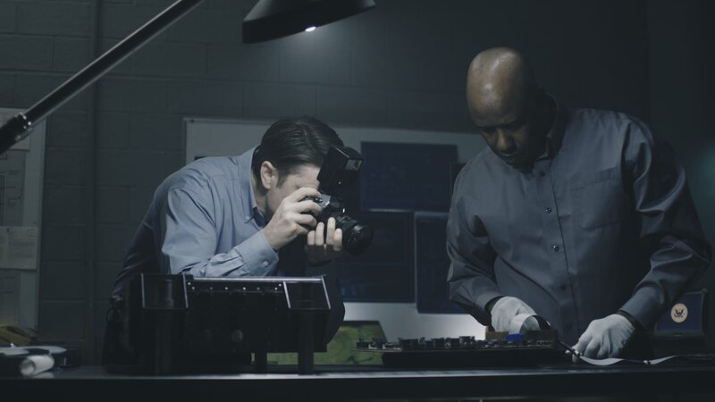 REENACTMENT – Nach der Bergung des FADEC (Full Authority Digital Engine Controller) aus dem China Airlines-Flug 676 beginnt der NTSB-Systemanalytiker Jeff Guzzetti (gespielt von Jordon Gray) mit der mühsamen Extraktion der Daten aus dem Gerät, in der Hoffnung, damit die Ursache für den Einschlag des Airbus A-300 in ein Wohngebiet in der Nähe von Taipeh zu ermitteln. (Cineflix 2023) – Bild: Cineflix 2023 /​ Cineflix 2023