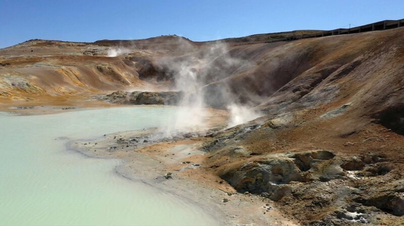 In heißen Schlammquellen treten viele Mineralien an die Oberfläche, wie hier am Vulkan Krafla. – Bild: phoenix/​ZDF/​Galaxie Presse