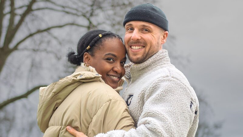 Alison sucht eigentlich einen Partner, der ihre afrikanische Herkunft teilt. Doch mit Dominik, ihrem deutschen Lebensgefährten, wagt sie neue Wege. – Bild: ZDFinfo