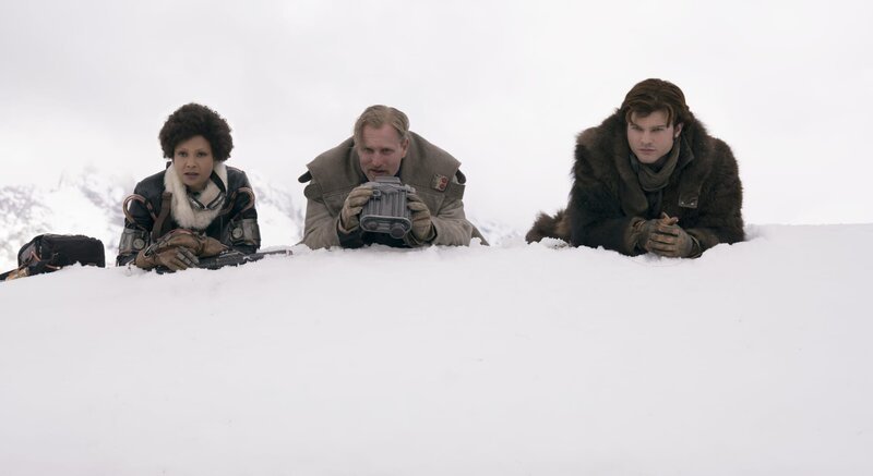 L-R: Val (Thandie Newton), Tobias Beckett (Woody Harrelson), Han Solo (Alden Ehrenreich). – Bild: & TM Lucasfilm Ltd. 2018 / Jonathan Olley Lizenzbild frei L-R: Val (Thandie Newton), Tobias Beckett (Woody Harrelson), Han Solo (Alden Ehrenreich). – Bild: & TM Lucasfilm Ltd. 2018 / Jonathan Olley Lizenzbild frei