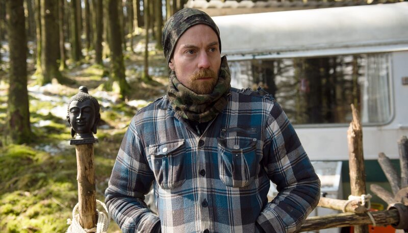 Der Einsiedler Wyn Bratton (Matthew Gravelle) begegnet Fremden mit Misstrauen und Skepsis. – Bild: rbb/​Degeto/​Fiction Factory S4C all3media