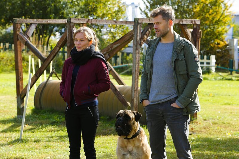 L-R: Caro Belzig (Franziska Wulf); Rocky; Elias Decker (Jens Atzorn) – Bild: SAT.1 /​ Richard Hübner