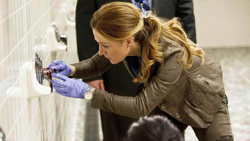 Maura Isles Obduktion ergibt, dass der Coach mit einem Baseballschläger hinterrücks ermordet wurde. – Bild: TVNOW /​ Warner Bros.