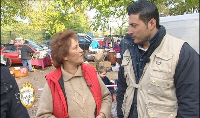 Sükrü Pehlivan (re.) soll Petra nicht nur überzeugen sich von den Erinnerungsstücken ihres verstorbenen Vaters zu trennen, sondern als echter Verkaufsprofi auch für den richtigen Preis sorgen … – Bild: RT2