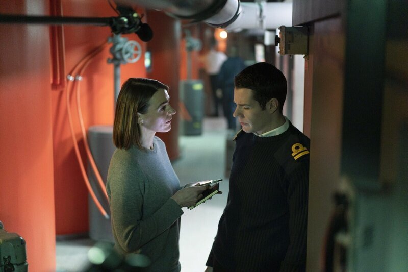Amy (Suranne Jones) befragt Simon Hadlow (Connor Swindells) an Bord der „Vigil“. – Bild: ProSiebenSat.1 Media SE