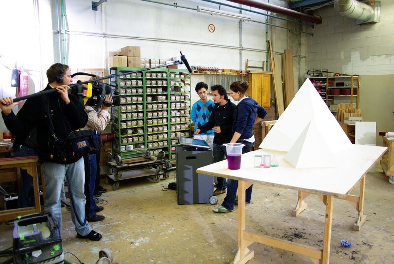 GRIPS Mathe – Geometrie begreifen: Geometrische Körper werden in der Schreinerei selbst hergestellt, hier Pyramiden als Dekoelemente für eine Party. Das Team berechnet das Volumen und die Füllmenge mit Sand, damit die Pyramiden nicht verrutschen. – Bild: BR/​Thomas Neuschwander