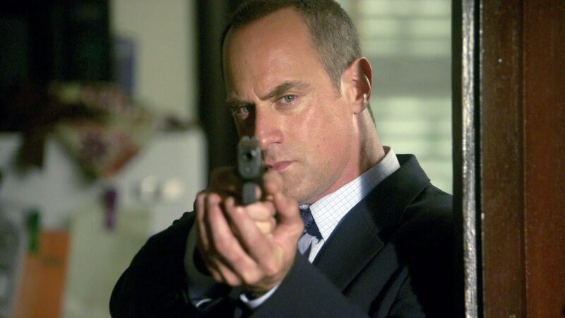 Bei einer Hausdurchsuchung wird Detectives Stabler (Christopher Meloni) von einem unangekündigten Gast überrascht. – Bild: TVNOW /​ NBC Universal /​ Silikon