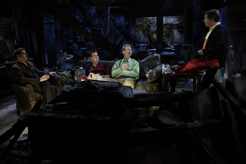 In der verkohlten Ruine von Lyndsey kommt es zwischen Chris (Judd Nelson, l.), Charlie (Charlie Sheen,2.v.r.), Herb (Ryan Stiles, 2.v.r.) und Gordon (J.D. Walsh, r.) zu einer emotionalen Männerrunde … – Bild: Warner Bros. Television Lizenzbild frei