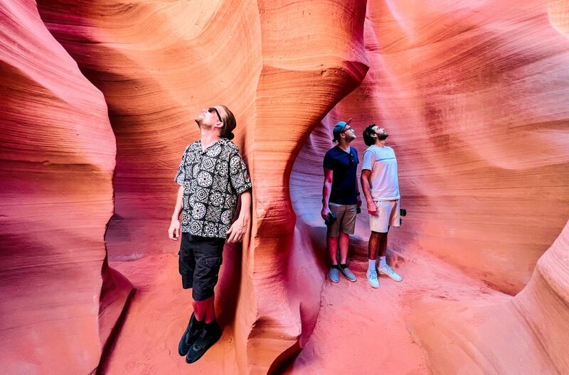 Auf ihrem Roadtrip mit dem Camper durch die USA bewundern Sarazar und seine Freunde auch die beeindruckenden Felsformationen des Antelope-Canyons in Arizona. – Bild: phoenix/​WDR/​White Mandala