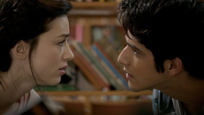 Allison (Crystal Reed) bittet Scott (Tyler Posey) Erica zu helfen … – Bild: RTL II