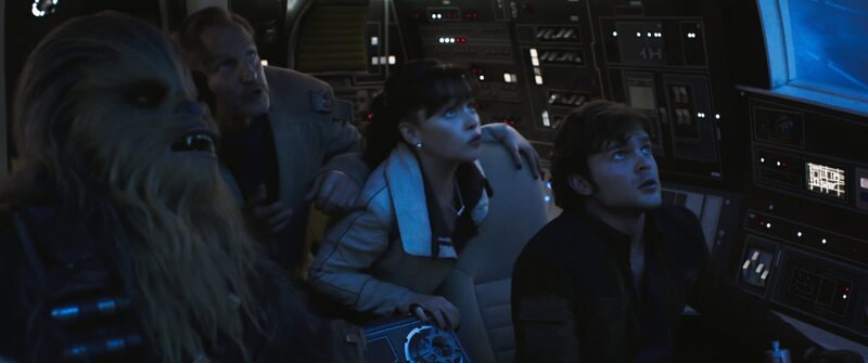 Joonas Suotamo is Chewbacca, Woody Harrelson is Beckett, Emilia Clarke is Qiâ€™ra and Alden Ehrenreich is Han Solo in SOLO: A STAR WARS STORY. – Bild: port.hu