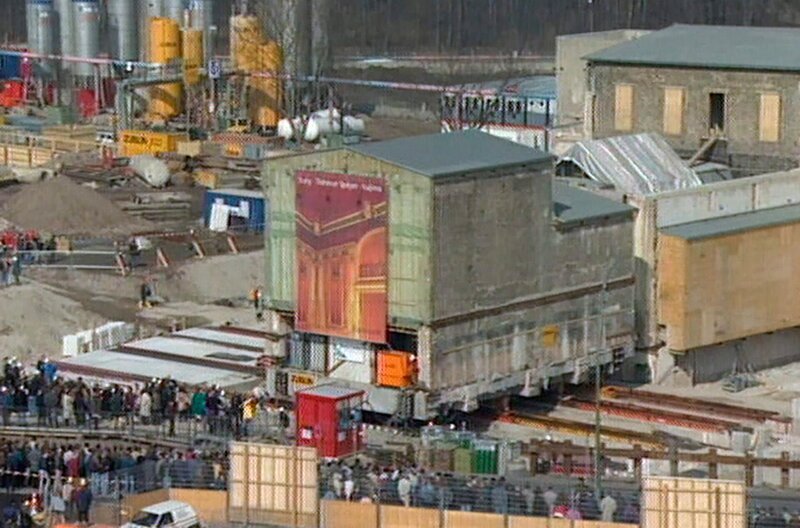 Das Jahr 1996 – Kräne tanzen im Ballett am Potsdamer Platz, der Kaisersaal schwebt auf Luftkissen, der Papst kommt zu Besuch und der Traum von einer Länder-Ehe zwischen Berlin und Brandenburg platzt. – Bild: rbb