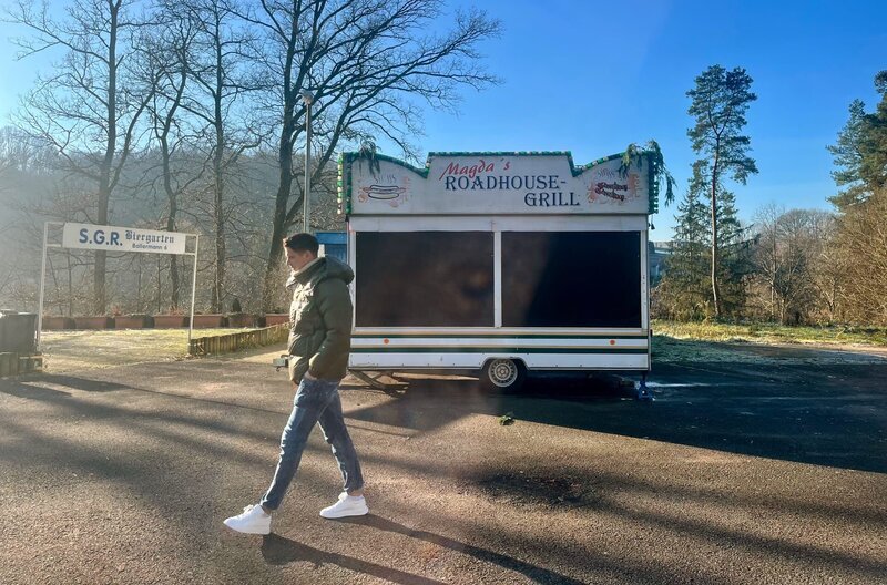 Amateursportplatz statt Bundesliga – Erik Durm in der Pfalz. – Bild: NDR/​Inka Blumensaat