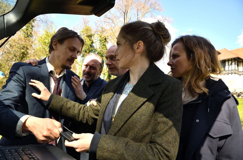 Simon Fischer will seine SD-Karte zurück und greift Leonie Winkler an- Karin Gorniak und Kommissariatsleiter Schnabel versuchen zu beruhigen. – Bild: MDR/​MadeFor/​Hardy Spitz