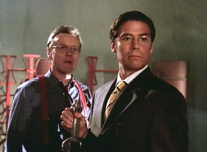 Rupert Giles (Anthony Stewart Head, l.), Wesley Wyndam-Pryce (Alexis Denisof) – Bild: RTL