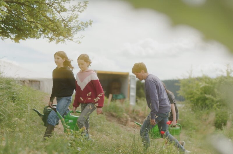 Anthroposophie in der Bildung: Frank Seibert (re.) nimmt am Gartenbau-Unterricht der Waldorfschule Rottweil. Gartenbau wird an jeder Waldorfschule gelehrt. – Bild: SWR