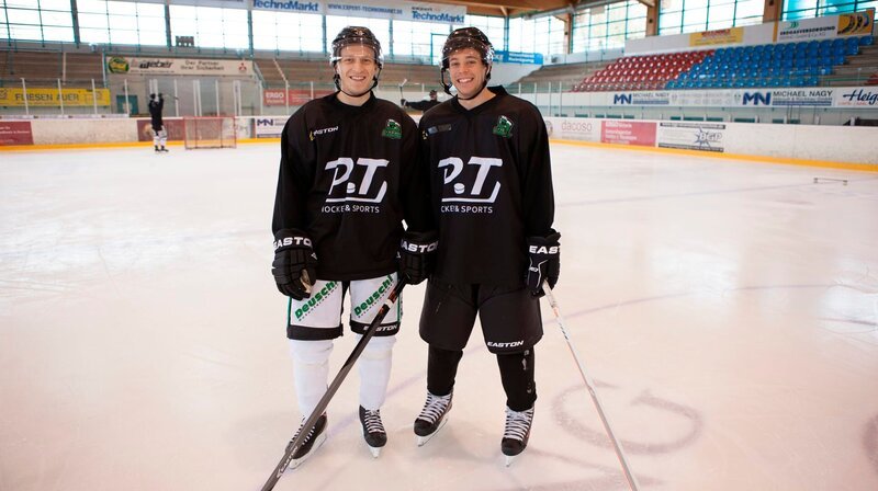 Checker Tobi (rechts) mit Eishockeyspieler Christian Trötzel. – Bild: BR/​megaherz gmbh/​Hans-Florian Hopfner