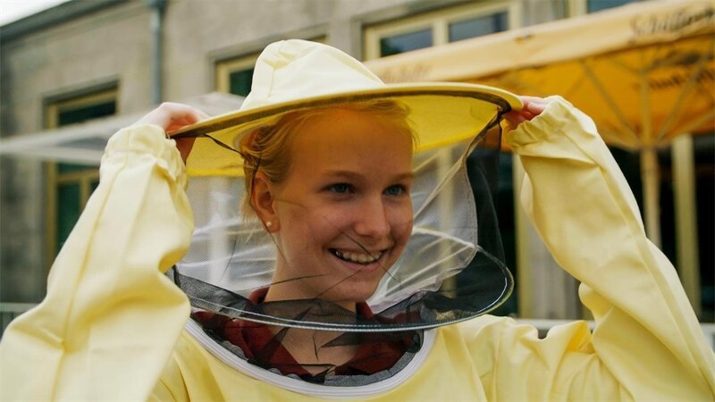 Die zweite Praktikumswoche beginnt für die Kids mit einem Besuch bei den Bienen der Oper Leipzig. Wer traut sich, Honig für die Lippenbären im Zoo zu holen? – Bild: MDR/​Cine Impuls Leipzig GmbH