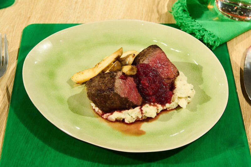 Leibgericht: Hirschrückensteak mit Cranberry-Sauce, Majoran-Blumenkohlpüree und gebratenen Kräuterseitlingen von Maximilian van Afferden. – Bild: ZDF