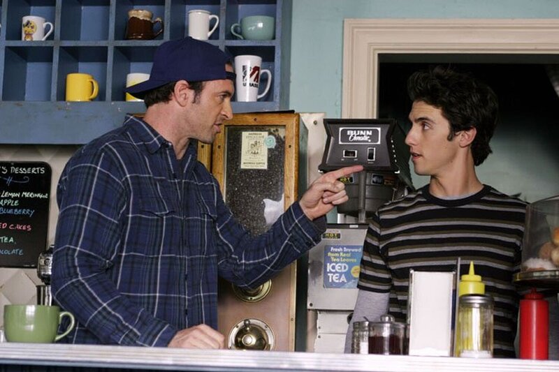 „Gilmore Girls“, „Erben gesucht.“ Jimmy, Jess’ leiblicher Vater, kommt nach Stars Hollow, um nach seinem Sohn zu sehen. Luke verhindert ein Aufeinandertreffen, um nicht noch mehr Unruhe in das Leben seines Neffen zu bringen. Lorelei und Sookie sehen die Chance, ihren Traum zu erfüllen: Nachdem die Besitzerin des ‚Dragonfly‘ gestorben ist, wollen sie deren Hotel kaufen, renovieren und neu eröffnen. Rory weiß nach der Schlägerei zwischen Jess und Dean nicht, was sie tun soll. Sie zieht sich in sich selbst zurück.Im Bild (v.li.): Scott Patterson (Luke Danes), Milo Ventimiglia (Jess Mariano). – Bild: sixx