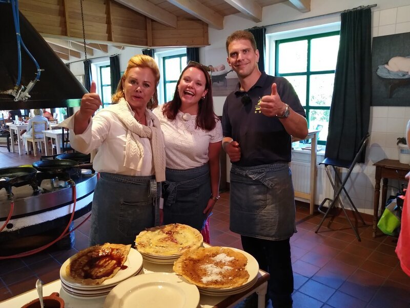 Von links: Marijke Amado, Steffi Gehrlein und Marius Landegent zu Besuch in der Pannekoekenmolen. – Bild: Bewegte Zeiten Filmproduktion GmbH/​BR/​Sibylle Nies