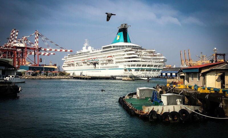 Die Grand Lady liegt im Hafen von Colombo, Sri Lanka. – Bild: BR/​Gerrit Mannes