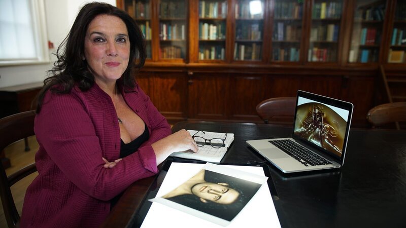 Die britische Historikerin und Journalistin Bettany Hughes beschäftigt sich mit der Kultur der Minoer auf der griechischen Insel Kreta, der frühesten Hochkultur Europas. – Bild: BR, Blink Films