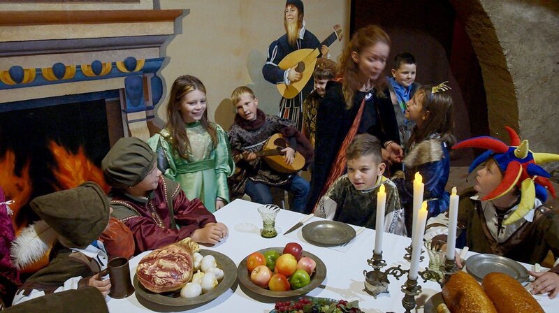 In der Augustusburg können Schulkinder auf eine Zeitreise gehen. – Bild: MDR/​Alex Foster
