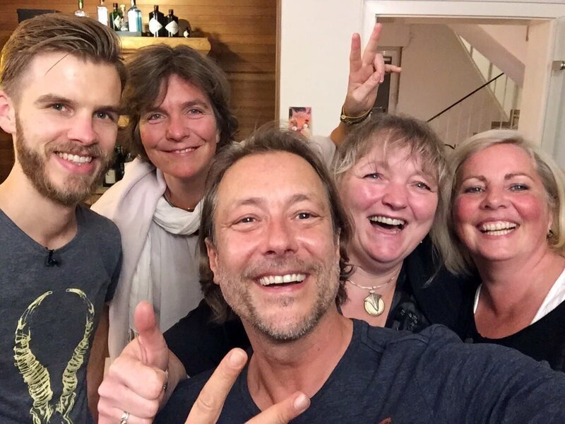V.l.: Kolja, Uta, Gastgeber Thomas „Tom“, Arlette und Nicole – Bild: MG RTL D /​ ITV Studios