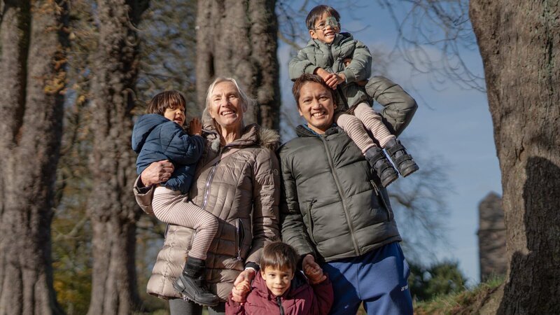 Sabina (67) und Ary (33) trotzen dem Altersunterschied und gesellschaftlichen Vorurteilen. Wie durch ein Wunder wird Sabina mit über 60 Jahren schwanger mit Drillingen. – Bild: Honorarfrei – nur für diese Sendung inkl. SocialMedia bei Nennung ZDF und Drive beta.