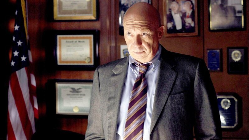 Dem Special Victims Team um Captain Cragen (Dann Florek) wird vorgeworfen, in einem Fall entlastende Beweise unterschlagen zu haben. – Bild: TVNOW /​ NBC Universal