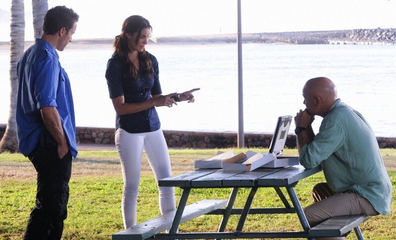 Um im Fall Wo Fat weiterzukommen steht Kensi (Daniela Ruah, M.) Joe (Terry O’Quinn, r.) und Steve (Alex O’Loughlin, l.) bei … – Bild: TM & © CBS Studios Inc. All Rights Reserved. Lizenzbild frei