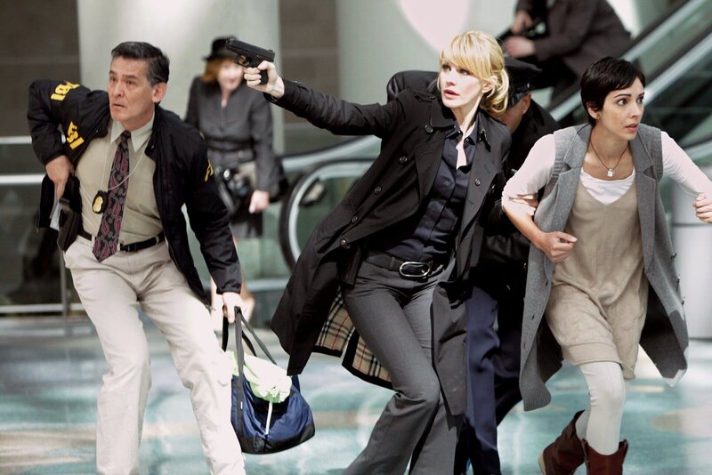 Die Ermittlungen haben ergeben, dass Juanita (Sonita Henry , r.) das nächste potentielle Opfer des Serienmörders sein könnte. Wird es Det. Lilly Rush (Kathryn Morris, M.) gelingen, sie vor dem Mörder zu schützen? – Bild: Sat.1 Gold