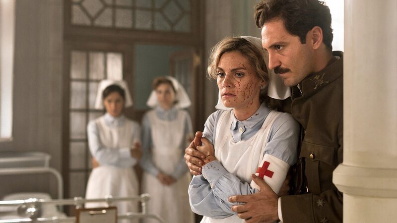 Julia (Amaia Salamanca, l.); Andrés (Álex Gadea, r.) – Bild: AXN White