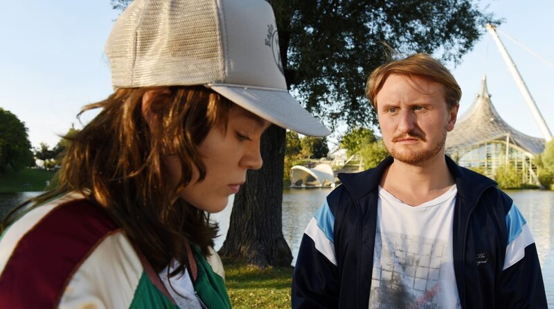 Leonie (Paula Kober) will einen Vorschuss, Oliver (Michael Kranz) sagt nein – Bild: HR/​Degeto/​Odeon Fiction GmbH/​Barbara Bauriedl