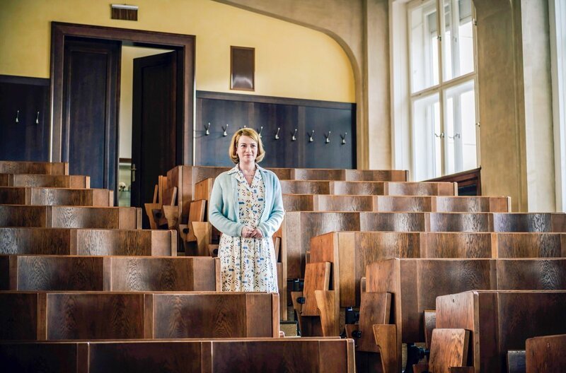 Dr. Ella Wendt (Nina Gummich) ist an die Charité versetzt worden. Beeindruckt steht sie im Vorlesungssaal der berühmten Klinik. – Bild: ORF/​UFA/​MDR/​ARD/​Stanislav Honzik