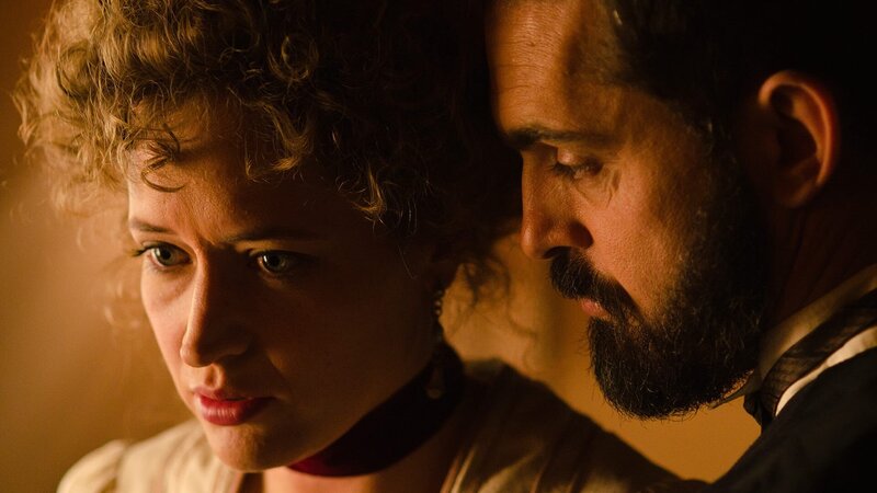 l-r: Belén(Marta Larralde,l),Diego(Pedro Alonso,r) – Bild: AXN White