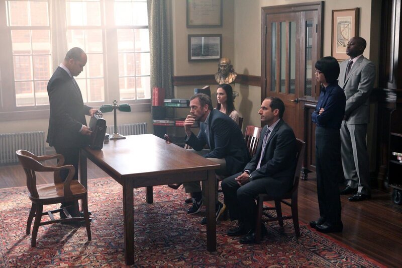 HOUSE -- „Nobody’s Fault“ Episode 811 -- Pictured: (l-r) Jeffrey Wright als Dr. Walter Cofield, Odette Annable als Dr. Jessica Adams, Hugh Laurie als Dr. Greg House, Peter Jacobson als Dr. Chris Taub, Charlyne Yi als Dr. Chi Park, Omar Epps als Dr. Eric Foreman – Bild: Universal Network Television LLC