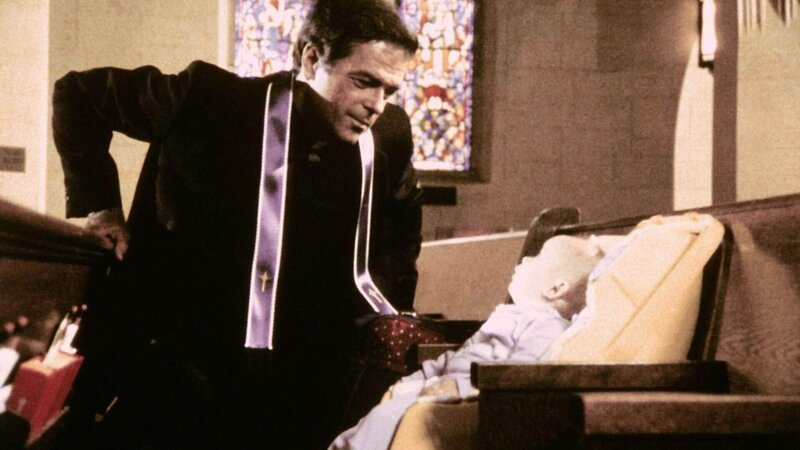 Der in der Sozialarbeit sehr engagierte Pater Bob (Robert Logan) findet in seiner Kirche das ausgesetzte Baby der verzweifelten Cheryl. – Bild: (c) RTL Crime