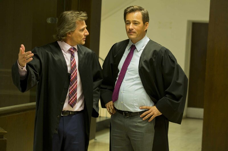 Danni ist etwas verwirrt, als nicht nur Staatsanwalt August von Grün (Rene Steinke, l.), sondern auch Oliver Schmidt (Jan Sosniok, r.) vor ihr stehen … – Bild: Frank Dicks