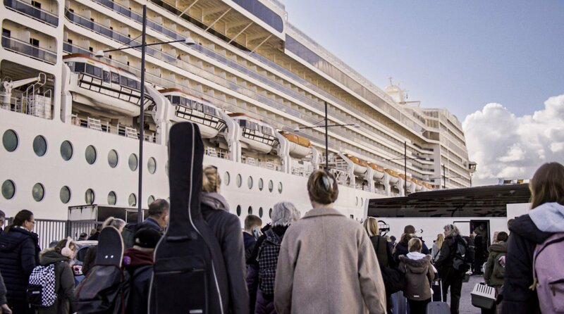 Der steigende Wasserspiegel zwingt die Dänen, ihren Besitz zu verkaufen und das Heimatland zu verlassen – Bild: Zentropa Entertainments/​StudioCanal/​CANAL+/​TV 2/​ARD Degeto Film/​Sturla Brandth Grøvlen