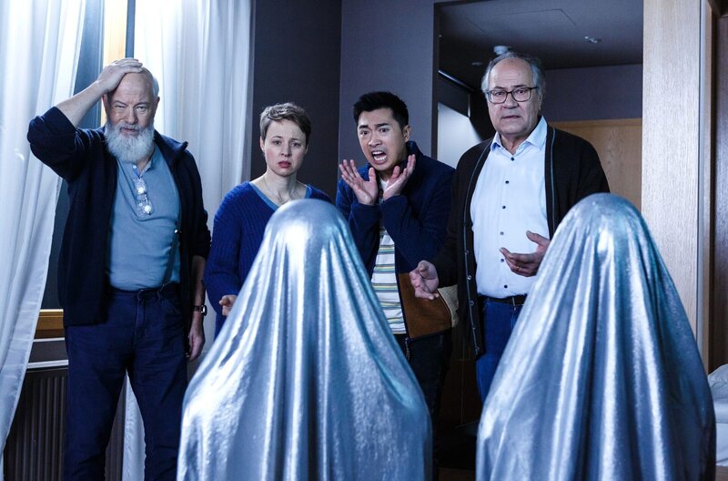 Reinhard Bielefelder (Bill Mockridge, l.), Vicky Adam (Katja Danowski, 2.v.l.), Hui Ko (Aaron Le, 2.v.r.) und Klaus Schmitz (Hartmut Volle, r.) erschrecken sich vor den Statuen. – Bild: ARD/​Kai Schulz