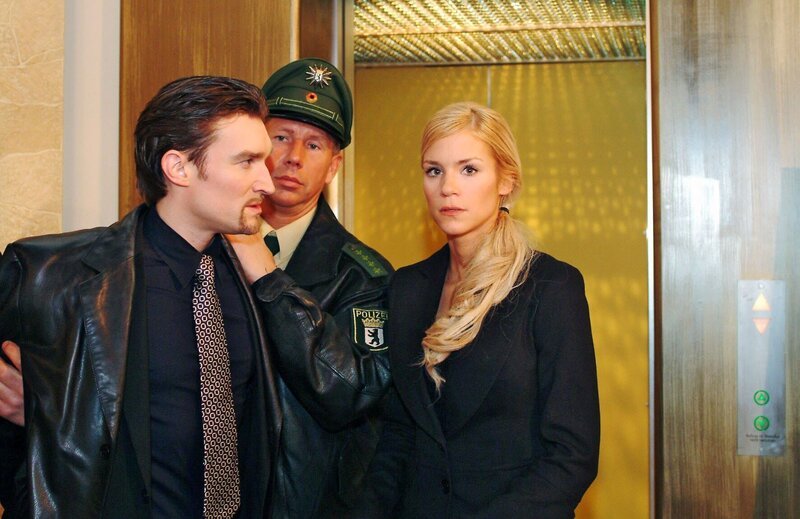 Sabrina (Nina-Friederike Gnädig, r.) ist schockiert, als sie Richard (Karim Köster, l.) wiederbegegnet. – Bild: SAT.1 /​ Monika Schürle Eigenproduktionsbild frei