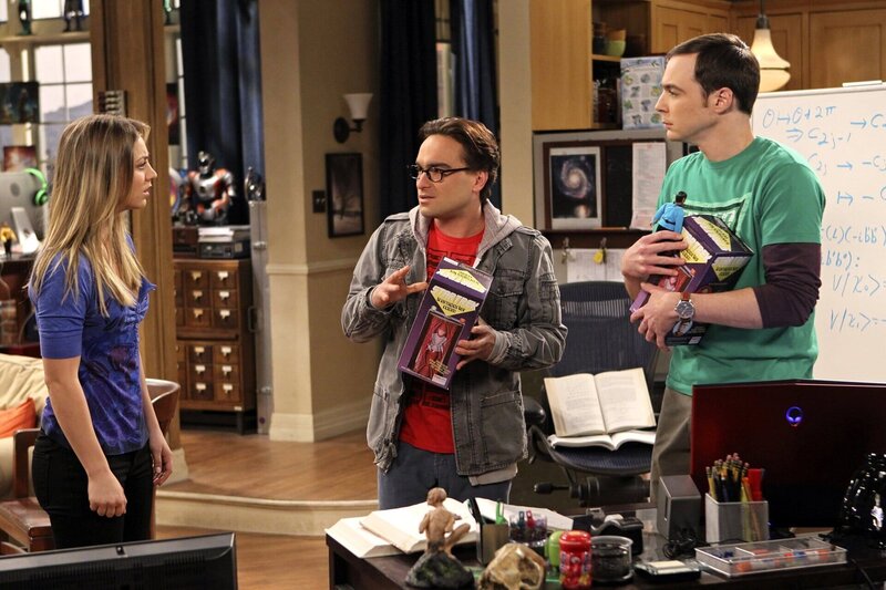 Nachdem Sheldon (Jim Parsons, r.) eine bissige Bemerkung darüber macht, dass sich Penny (Kaley Cuoco, l.) immer auf ihre Kosten durchfuttert, überrascht sie Leonard (Johnny Galecki, M.) und Sheldon mit einem besonderen Geschenk … – Bild: Warner Bros. Television Lizenzbild frei