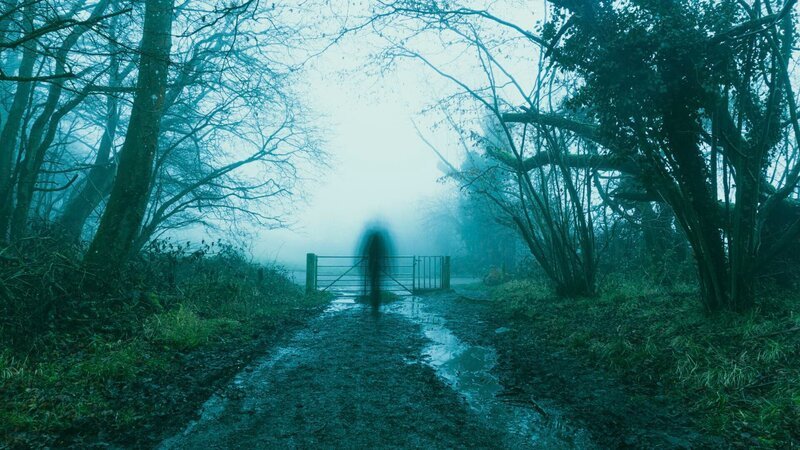 Eine verschwommene, geisterhafte, durchsichtige Gestalt auf einem schlammigen Waldweg. An einem nebligen, gespenstischen Wintertag. – Bild: David Wall /​ Getty Images /​ Moment RF /​ © THE HISTORY CHANNEL /​ A+E Networks /​ Getty Images