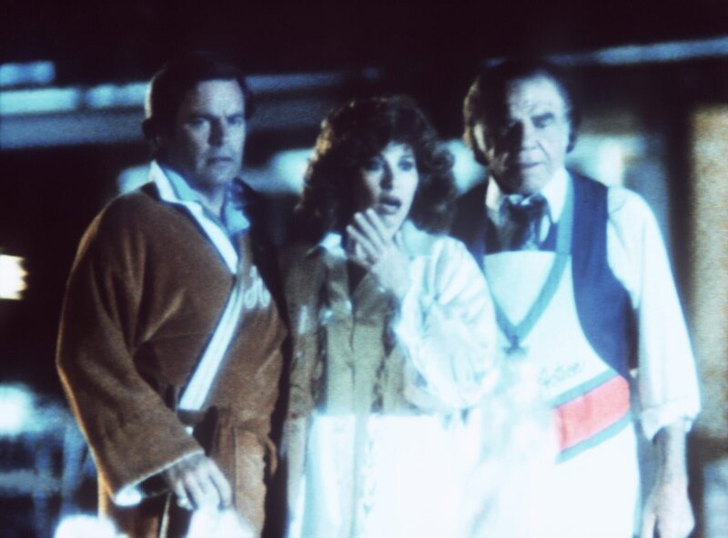 Max (Lionel Stander, r.), Jonathan (Robert Wagner, l.) und Jennifer (Stefanie Powers, M.) finden die Leiche ihrer Freundin Laura im Swimmingpool ihres Hauses. – Bild: Sony Pictures Television