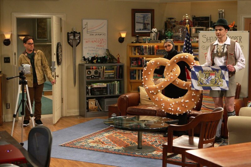 Sheldon (Jim Parsons, r.) möchte mit Amys (Mayim Bialik, M.) Hilfe sein Wissen über Flaggen per Video-Podcast in die Welt verbreiten. Leonard (Johnny Galecki, l.) ist geschockt, als er die beiden sieht … – Bild: Warner Bros. Television
